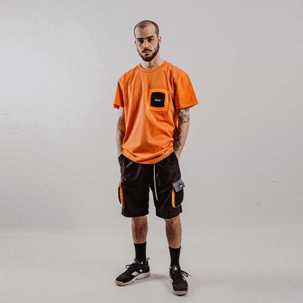 T-shirt con tasca mesh termo saldata sul petto