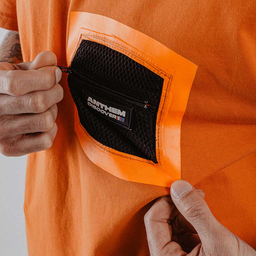 T-shirt con tasca mesh termo saldata sul petto