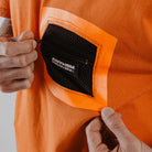 T-shirt con tasca mesh termo saldata sul petto